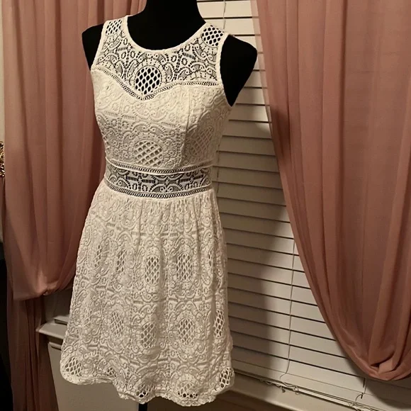 White dress - Picture 4 of 6